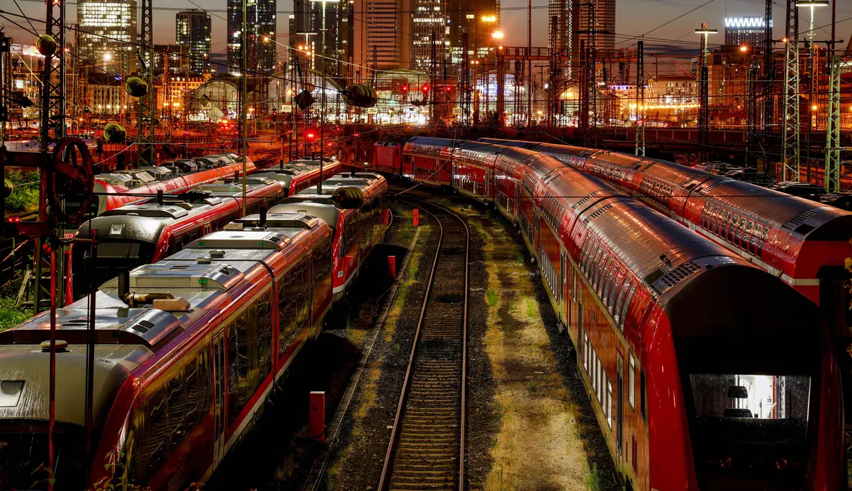 Sejumlah kereta diparkir di luar stasiun kereta pusat di Frankfurt, Jerman, Rabu (11/8/2021). Serikat masinis kereta api Jerman mogok kerja selama tiga hari untuk menuntut kenaikan upah. (AP Photo/Michael Probst)