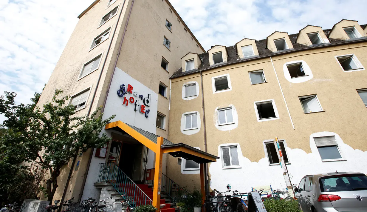 Pemandangan dari luar Hotel "Grandhotel Cosmopolis", yang dihuni sekitar 65 migran dan wisatawan dari seluruh dunia, di Augsburg, Jerman, (27/7). (REUTERS/Michaela Rehle)