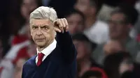 Pelatih Arsenal, Arsene Wenger mengarahkan posisi anak asuhnya saat melawan Chelsea pada lanjutan Premier League di Emirates Stadium, Minggu (25/9/2016) dini hari WIB. (Reuters/Dylan Martinez)