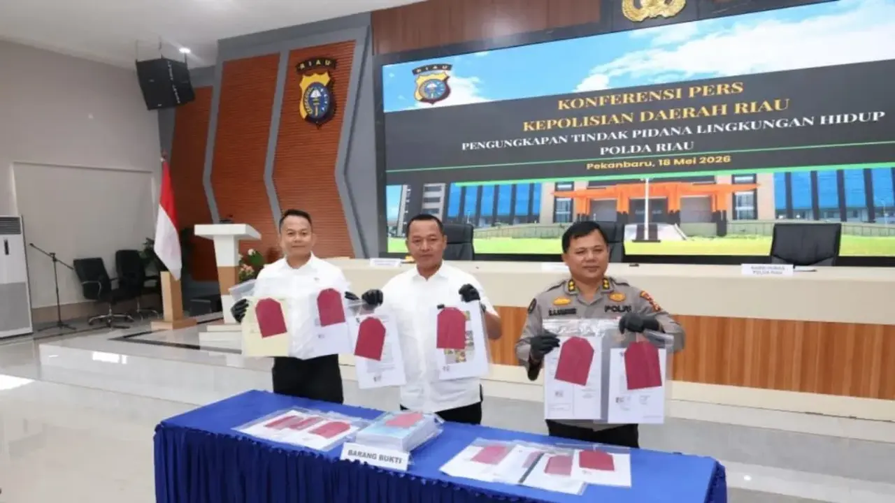 Direktur Ditreskrimsus Kombes pol Ade Kuncoro memperlihatkan barang bukti perusahaan sawit PT Musim Mas sebagai tersangka dugaan perusak lingkungan hidup di Pekanbaru, Senin (18/5/2026) (Istimewa)