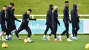 Gelandang Inggris Jadon Sancho (keempat kiri) menendang bola saat berlatih jelang menghadapi Montenegro pada babak kualifikasi Grup A Piala Eropa 2020 di St George's Park, Burton-on-Trent, Inggris, Selasa (12/11/2019). Inggris akan menjamu Montenegro pada 15 November 2019. (Paul ELLIS/AFP)