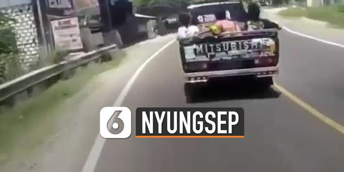 VIDEO: Perekam Video Nyungsep Gara-Gara Mobil Pick Up Berjalan Goyang-Goyang