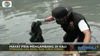 Sesosok jasad pria yang diduga merupakan korban pembunuhan ditemukan mengambang di sebuah kali di Bekasi.