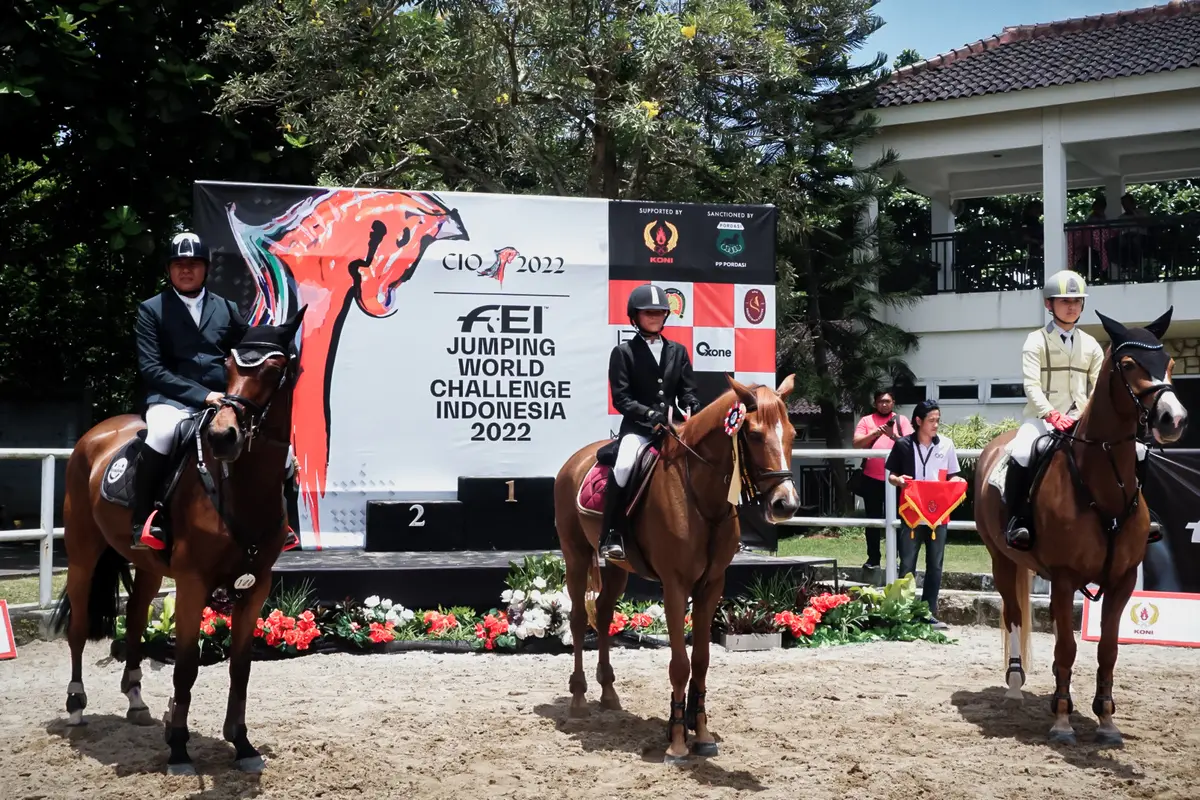 Fashion Show dengan Konsep Penunggang Kuda Dihadirkan di Cinta Indonesia Open 2022