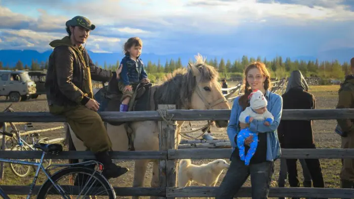 Elena Besedina, seorang seniman, fotografer, istri seorang pengembara, dan sekaligus ibu dari dua orang anak, tinggal bersama keluarganya di sebuah rumah kayu kecil di hutan Taiga yang lebat di Yakutia, Rusia. (Elena Besedina)