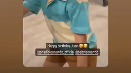 Juan sendiri tampak begitu menggemaskan dalam balutan kaus polo garis-garis biru putih. (instagram.com/bebyleonardo)