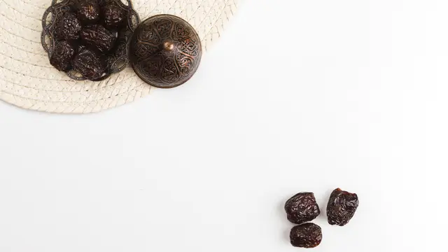 Buah Prune atau buah plum kering