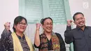 Budayawati, Sukmawati Soekarnoputri (tengah) berpose saat foto bersama usai memberi keterangan pers di kawasan Cikini, Jakarta, Rabu (4/4). (Liputan6.com/Herman Zakharia)