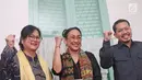 Budayawati, Sukmawati Soekarnoputri (tengah) berpose saat foto bersama usai memberi keterangan pers di kawasan Cikini, Jakarta, Rabu (4/4). (Liputan6.com/Herman Zakharia)