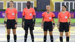 Wasit utama Tori Penso (kedua kanan) bersama hakim garis, Kathryn Nesbitt (kiri) dan Brooke Mayo (kanan) serta wasit ketiga Kathryn Nesbitt saat laga Grup H Piala Dunia Antarklub 2025 antara Al Ain melawan Juventus di Audi Field, Washington, Amerika Serikat, Kamis (19/06/2025). (AFP/Kevin C. Cox)