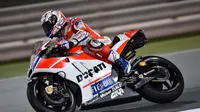 Pebalap Ducati, Andrea Dovizioso, mengukir waktu lap tercepat pada tes pramusim MotoGP 2017 di Sirkuit Losail Qatar, Jumat (11/3/2017) waktu setempat. (Bola.com/Twitter/MotoGP)