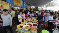 Suasana saat warga beburu makanan dan minumam untuk berbuka puasa atau takjil di kawasan Bendungan Hilir atau Benhil, Jakarta, Senin (6/5/2019). Kawasan Benhil menjadi tempat warga dan pekerja kantoran untuk berburu menu takjil setiap Ramadan. (Liputan6.com/Herman Zakharia)