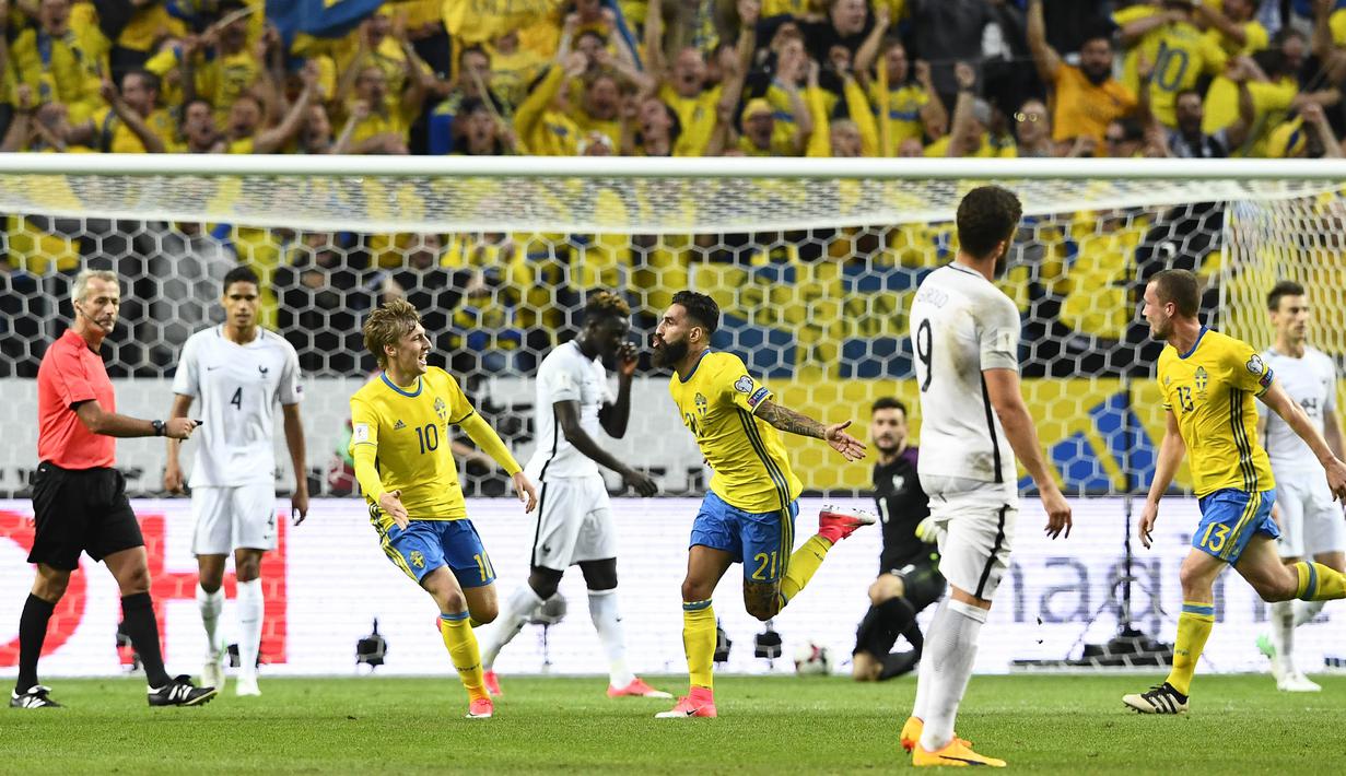 Gelandang Swedia, Jimmy Durmaz, merayakan gol yang dicetaknya ke gawang Prancis pada laga kualifikasi Piala Dunia 2018 di Stadion Friends Arena, Solna, Jumat (9/6/2017). Swedia menang 2-1 atas Prancis. (AFP/Jonathan Nackstrand)