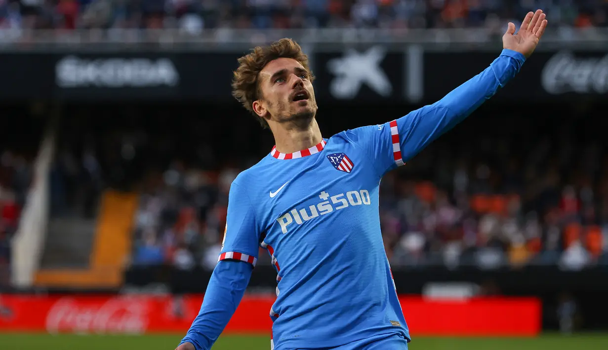 Penyerang Atletico Madrid, Antoine Griezmann berselebrasi usai mencetak gol ke gawang Valencia pada pertandingan lanjutan La Liga Spanyol di stadion Mestalla di Valencia (8/11/2021). Valencia bermain imbang atas Atletico Madrid 3-3. (AFP/Jose Jordan)