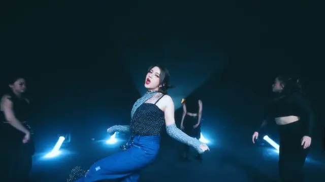 Jadi Sasaran Body Shaming, Ini 8 Pesona Tiara Andini di MV Flip It Up