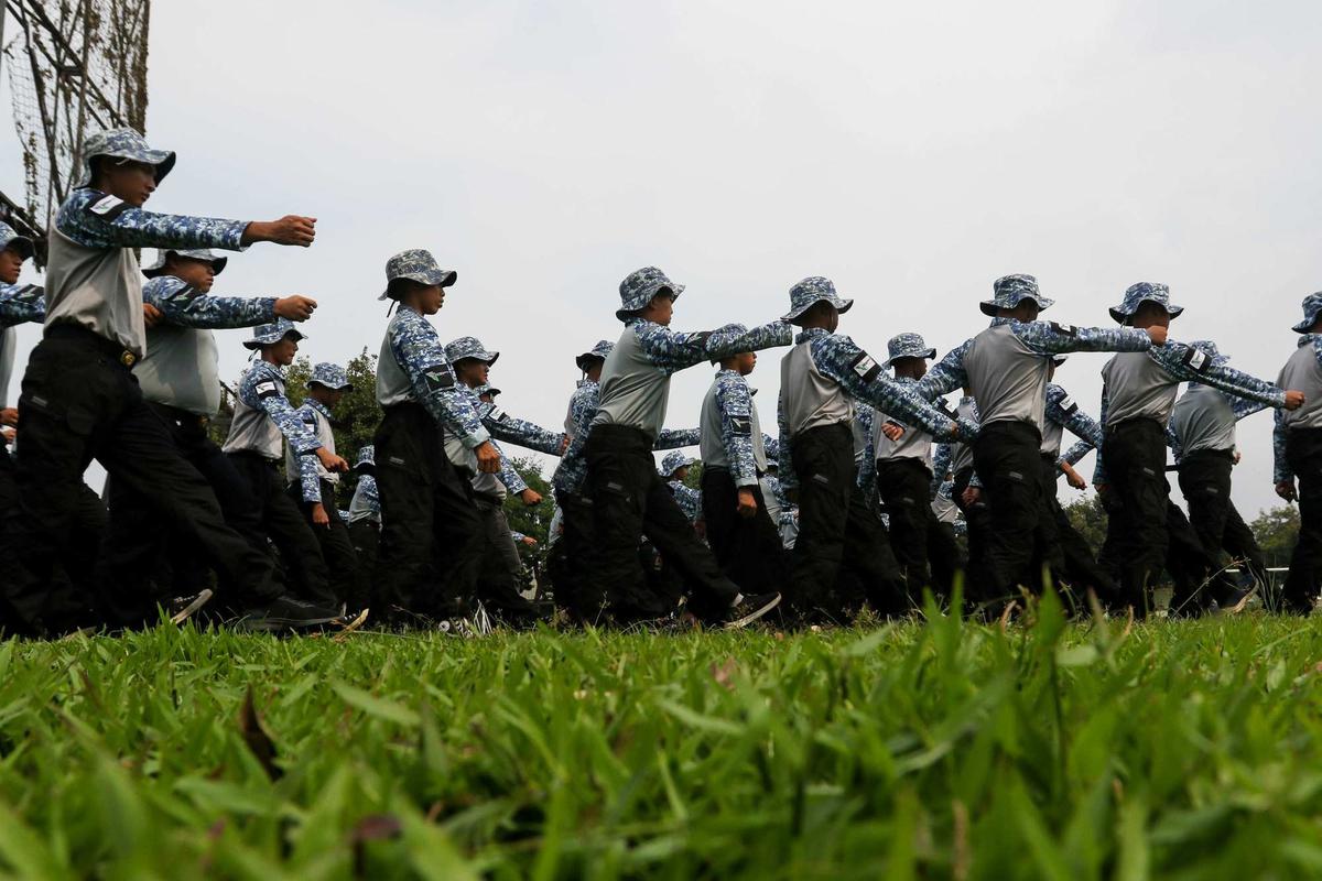 Pelajar 'Lulus' Pendidikan Barak Militer Dedi Mulyadi Langsung Sujud di Kaki Ibu
