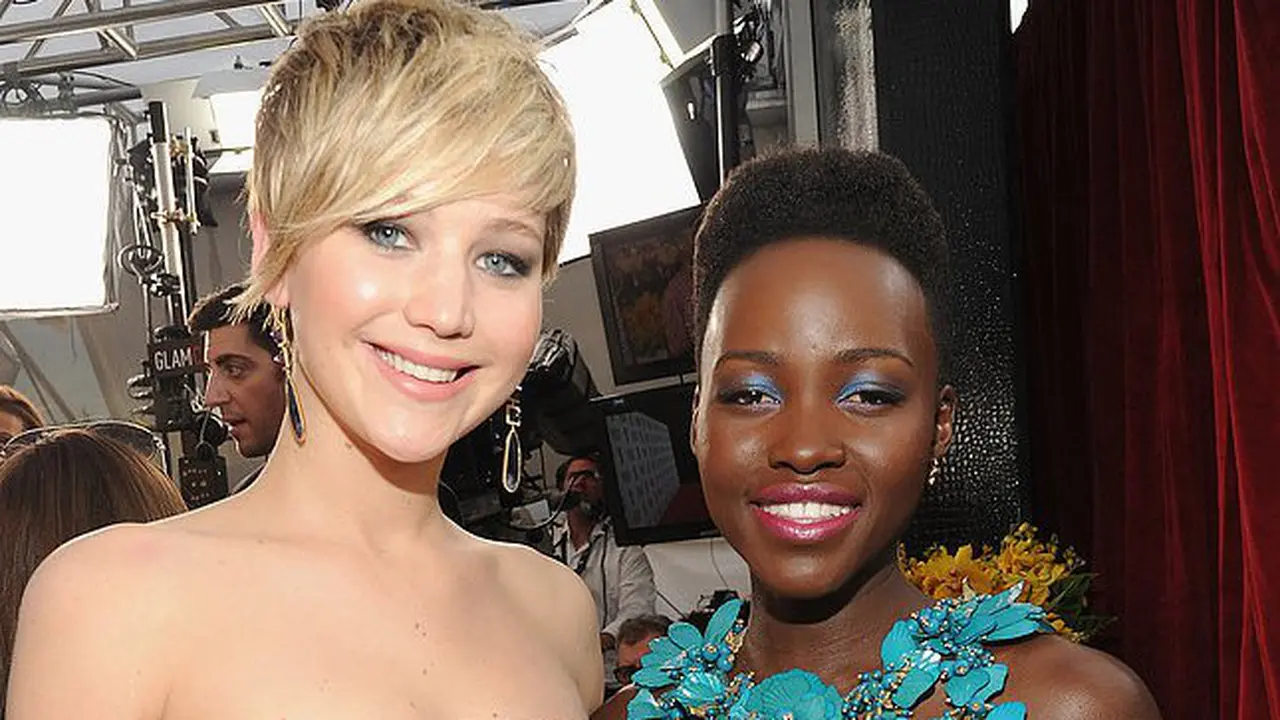 Jennifer Lawrence Rebut Piala Oscar Lupita Nyong`o di Backstage