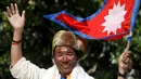 Pendaki asal Nepal, Kami Rita Sherpa melambaikan tangan setelah turun dari Gunung Everest di Kathmandu, Nepal, Sabtu (25/5/2019). Pria berusia 49 tahun tersebut mencetak rekor dengan mendaki Gunung Everest sebanyak 24 kali. (REUTERS/Navesh Chitrakar)