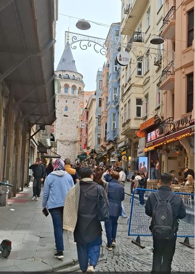View Galata Tower atau Menara Galata, terlihat dari di kawasan Beyoglu, Distrik Galata.  (Liputa6.com/Edu Krisnadefa)