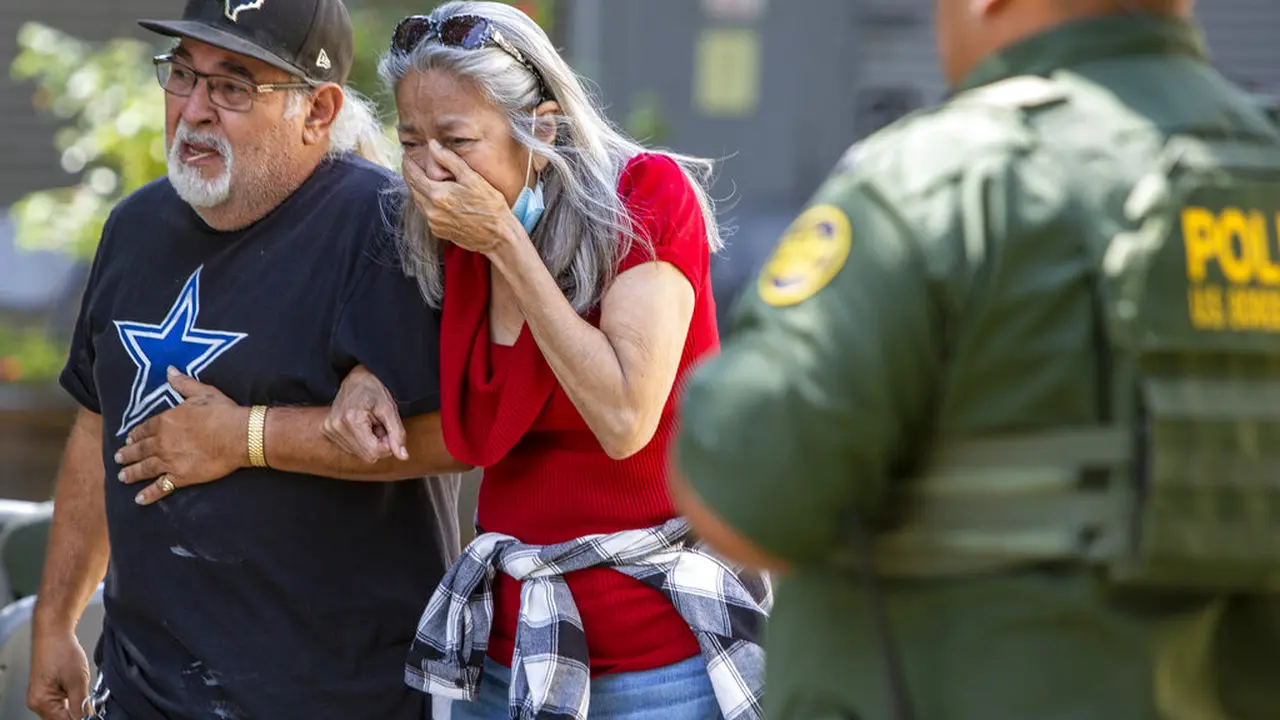 Terjadi penembakan di SD Texas yang menewaskan sejumlah murid.  (William Luther/The San Antonio Express-News via AP)