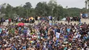 Ribuan fans Persib Bandung atau sering disapa Bobotoh memadati kediaman Umuh Muchtar saat merayakan gelar juara BRI Liga 1 2023/2024 di Tanjungsari, Sumedang, Minggu (02/06/2024). (Bola.com/M Iqbal Ichsan)