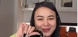 Amanda Manopo Tunjukan Beberapa Tas Branded yang Dibeli di Eropa salah satunya Chanel. [Dok. TikTok Amanda Manopo]
