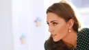 Kate Middleton saat mengunjungi Rumah Sakit Anak Evelina di London, Inggris (11/12). Istri Pangeran William ini tampil cantik dengan balutan gaun polkadot hijau dari L.K. (Chris Jackson/Pool via AP)