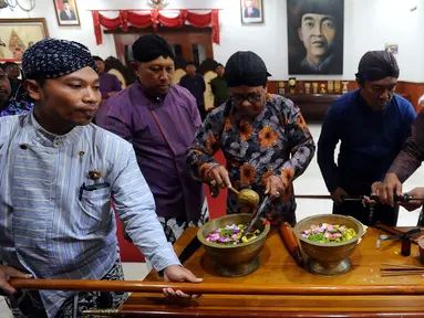 Prosesi pembersihan benda pusaka saat kegiatan jamasan tujuh pusaka di Pendopo Kabupaten Trenggalek, Jawa Timur, Rabu (30/8/2023). Penjamasan tujuh pusaka yang digelar jelang peringatan Hari Ulang Tahun (HUT) ke-829 Trenggalek ini bertujuan untuk melestarikan nilai budaya leluhur kepada generasi masa sekarang. (merdeka.com/Arie Basuki)