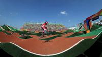 Pebalap sepeda BMX Indonesia, Toni Syarifudin. (Reuters/Eric Gaillard)