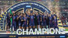 Pemain Paris Saint-Germain (PSG) merayakan keberhasilan menjadi juara Piala Interkontinental 2025 di Ahmad bin Ali Stadium, Al-Rayyan, Qatar, Kamis (18/12/2025) dini hari WIB. PSG menjadi juara setelah menaklukkan klub Brasil, Flamengo, lewat drama adu penalti. (Karim JAAFAR / AFP)
