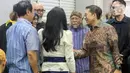 Menteri Kebudayaan Republik Indonesia, Fadli Zon (kedua kanan) saat melayat mendiang Ray Sahetapy di Rumah Duka Sentosa Rumah Sakit Pusat Angkatan Darat (RSPAD), Jakarta, Rabu (2/4/2025). (Liputan6.com/Herman Zakharia)