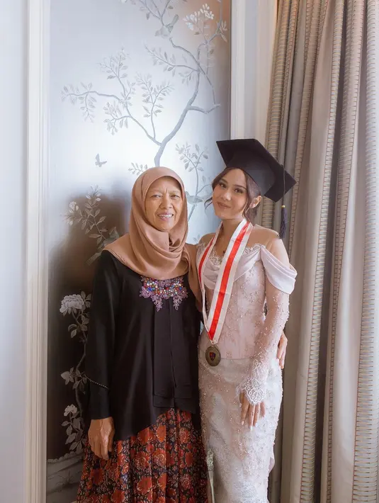 Kebaya ini tampak manis berkat vintage drapery silk sateen di bagian dada. Detail ini diteruskan hingga bagian belakan membentuk pita yang cantik. [instagram/cakecaine