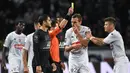 Pada menit ke-87 PSG memperoleh hadiah penalti usai gelandang Angers, Pierrick Capelle (kedua kanan) kedapatan handsball di kotak penalti. Pierrick Capelle pun diganjar kartu kuning usai protes kerasnya kepada wasit. (AFP/Anne-Christine Poujoulat)