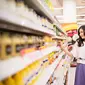 Seorang perempuan tengah belanja di minimarket. (Shutterstock/Dragon Images)