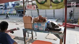 Pedagang lemang dan makanan ringan khas Sumbar berjualan di tengah proyek trotoar Jalan Kramat Raya, Jakarta, Senin (16/9/2019). Namun, dari sekitar 20 pedagang, hanya 6 kios yang masih berjualan karena tempat relokasi sementara tidak cukup menampung seluruh pedagang. (merdeka.com/Iqbal S. Nugroho)