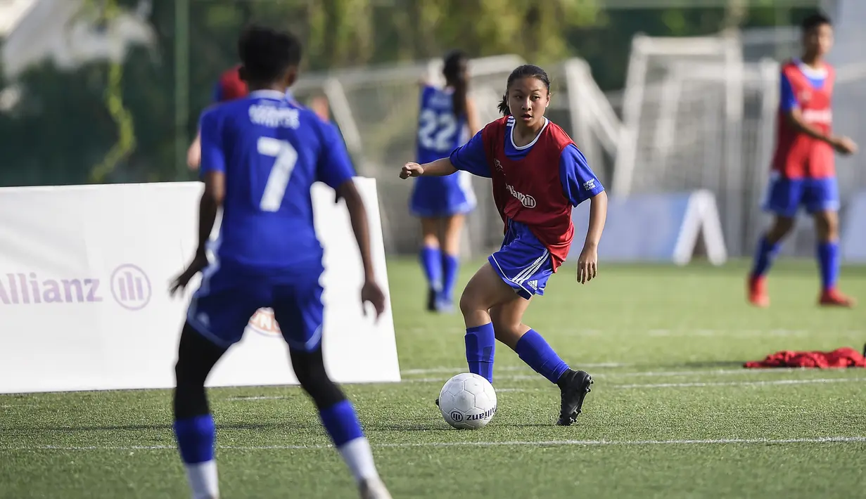 Sejumlah pesepak bola muda mengikuti Allianz Explorer Camp Football Edition Asia 2019 di The Arena Singapura, Jumat (26/7). Allianz Indonesia mengirimkan enam pesepak bola muda berbakat, dua di antaranya adalah perempuan. (Dokumentasi Allianz)