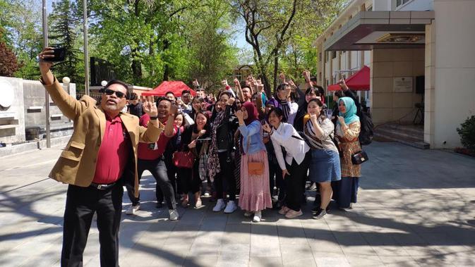 Duta besar Indonesia untuk China dan Mongolia, Djauhari Oratmangun, berswafoto bersama para pemilih di halaman KBRI Beijing. (KBRI Beijing)