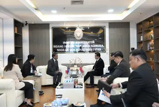 Menko Kumham Imipas Yusril Ihza Mahendra menerima kunjungan kenegaraan Duta Besar Filipina untuk Indonesia, Christopher B. Montero di Jakarta. Pertemuan tersebut membahas kerja sama hukum Indonesia-Filipina, khususnya terkait kemungkinan Transfer of Prisoner bagi Taufiq Rifqi, WNI yang menjalani hukuman pidana seumur hidup di Filipina. (Foto: Tim Humas Kemenko Imipas)