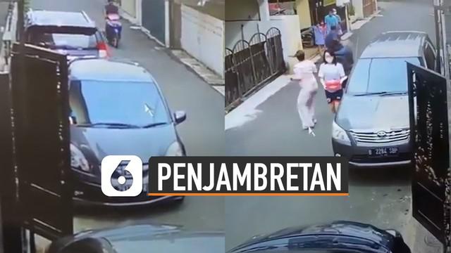 Terekam kamera cctv aksi penjambretan tas di Kawasan Komplek Duren Sawit Baru, Jakarta Timur.