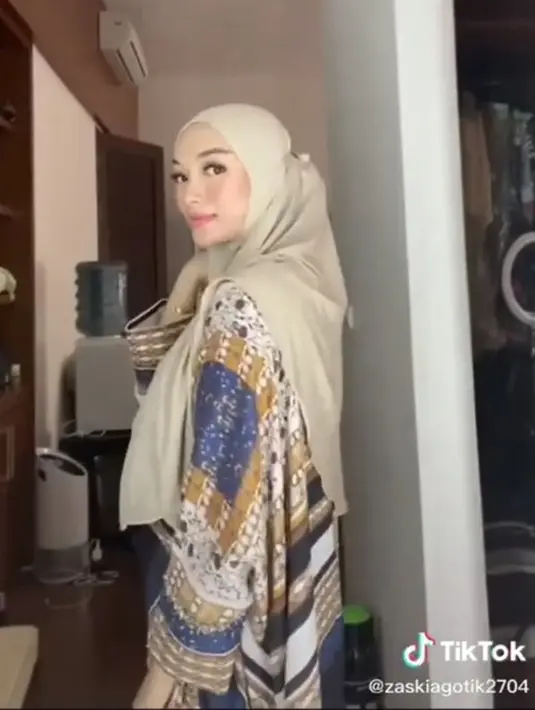 Zaskia Gotik Berhijab (Instagram/zaskia_gotix)