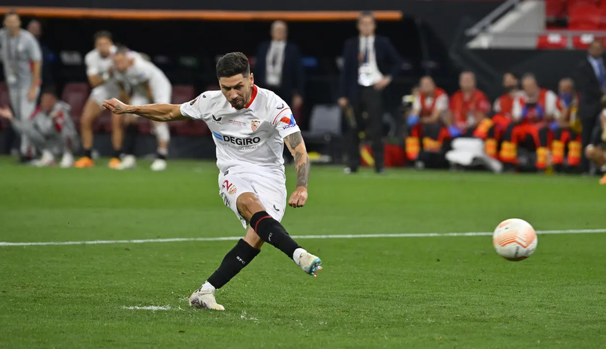 <p>Pertemuan AS Roma dengan Sevilla harus diselesaikan sampai adu penalti karena kedua tim bermain imbang 1-1 selama 90 menit dan kembali gagal menceta gol di babak tambahan 2x15 menit. (AP Photo/Denes Erdos)</p>