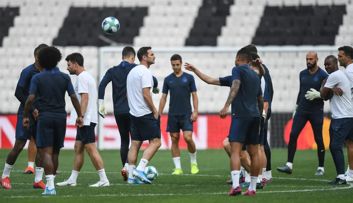 Pelatih Chelsea, Frank Lampard (tengah) dan para pemainnya menghadiri sesi latihan di stadion Besiktas Park di Istanbul, Turki (13/8/2019). Chelsea akan bertanding melawan Liverpool dalam pertandingan Piala Super Eropa 2019 di Istanbul, Turki, Kamis (15/8/2019) dini hari WIB. (AFP Photo/Ozan Koze)