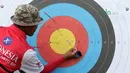 Pemanah Indonesia, Bagas Aviyanto memeriksa hasil bidikan pada semifinal nomor Recurve Tim Putra Test Event Asian Games 2018 di Venue Panahan, Jakarta, Selasa (13/2/2017). Recurve Tim Putra Indonesia menang atas Malaysia 5-4. (Bola.com/Nick Hanoatubun)