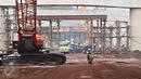 Sejumlah alat berat dikerahkan dalam proyek jalan tol Depok-Antasari di kawasan Pondok Labu, Jaksel, Rabu (2/12/2015). Seksi I ruas Antasari-Sawangan sepanjang 12 km tersebut ditargetkan rampung pertengahan 2016. (Liputan6.com/Immanuel Antonius)