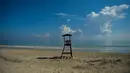 Pemandangan pantai kosong akibat pandemi COVID-19 di Havana, Kuba pada 26 Agustus 2020. Pihak berwenang di Havana, kota berpenduduk 2,2 juta, telah menangguhkan transportasi umum, melarang akses ke pantai serta menutup restoran, bar dan kolam renang menyusul lonjakan kasus Corona. (YAMIL LAGE/AFP)