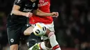 Pemain Eintracht Frankfurt, Makoto Hasebe berebut bola dengan gelandang Arsenal Joe Willock pada matchday kelima Grup F Liga Europa di Emirates Stadium, London, Kamis (28/11/2019). Arsenal ditaklukkan Eintracht Frankfurt dengan skor 1-2 di kandang mereka sendiri. (AP/Matt Dunham)