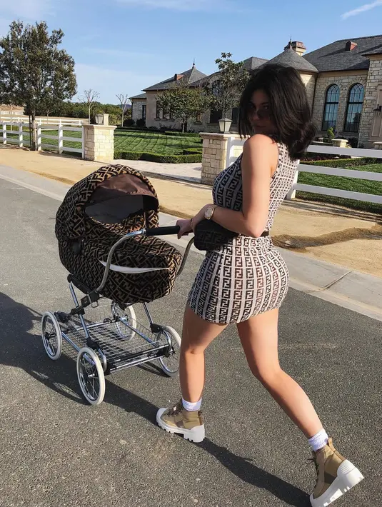 Kalau ini adalah gaya Kylie Jenner saat membawa Stormi jalan-jalan. (instagram/kyliejenner)