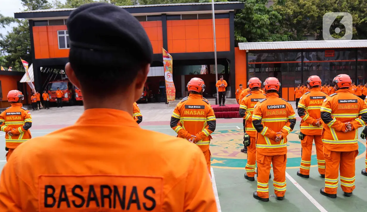 Kepala Basarnas Marsekal Madya TNI Henri Alfiandi memberikan arahan saat upacara pelepasan perbantuan internasional ke Turki yang dilanda gempa bumi di Lapangan Basarnas, Kantor Pusat Basarnas, Jakarta Pusat, Jumat (10/2/2023). Tim Inasar yang diberangkatkan berjumlah 47 orang, terdiri dari 42 anggota Basarnas, empat anggota K9 Polri, dan satu anggota medis dari RSCM. (Liputan6.com/Herman Zakharia)