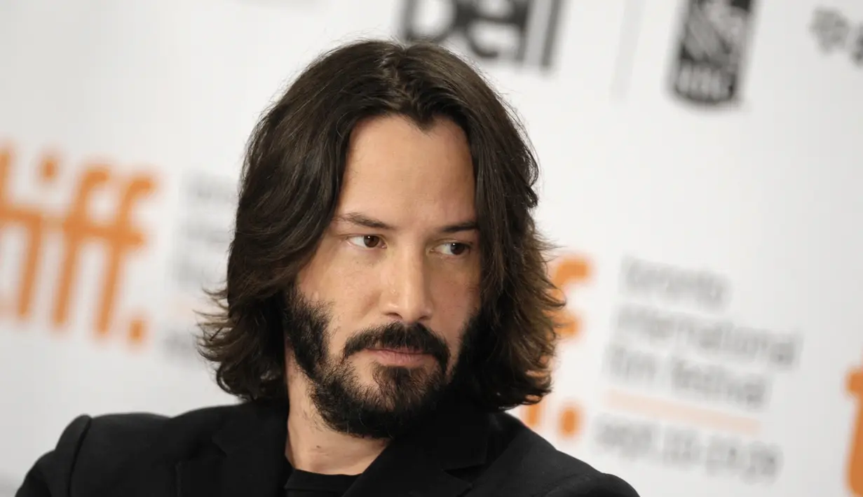 Keanu Reeves memang sudah tampak sangat seksi dengan berbagai gaya rambut, bahkan untuk rambut gondrong seperti ini. Aktor ‘John Wick’ ini tak pernah salah dalam tiap penampilannya. (Bintang/EPA)