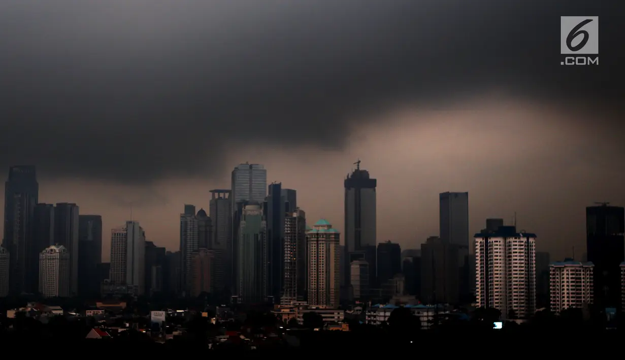 Awan hitam menyelimuti langit Jakarta, Senin (3/12). Badan Meteorologi Klimatologi dan Geofisika (BMKG) memprediksi Jakarta akan selalu diguyur hujan hingga awal tahun 2019. (Liputan6.com/JohanTallo)